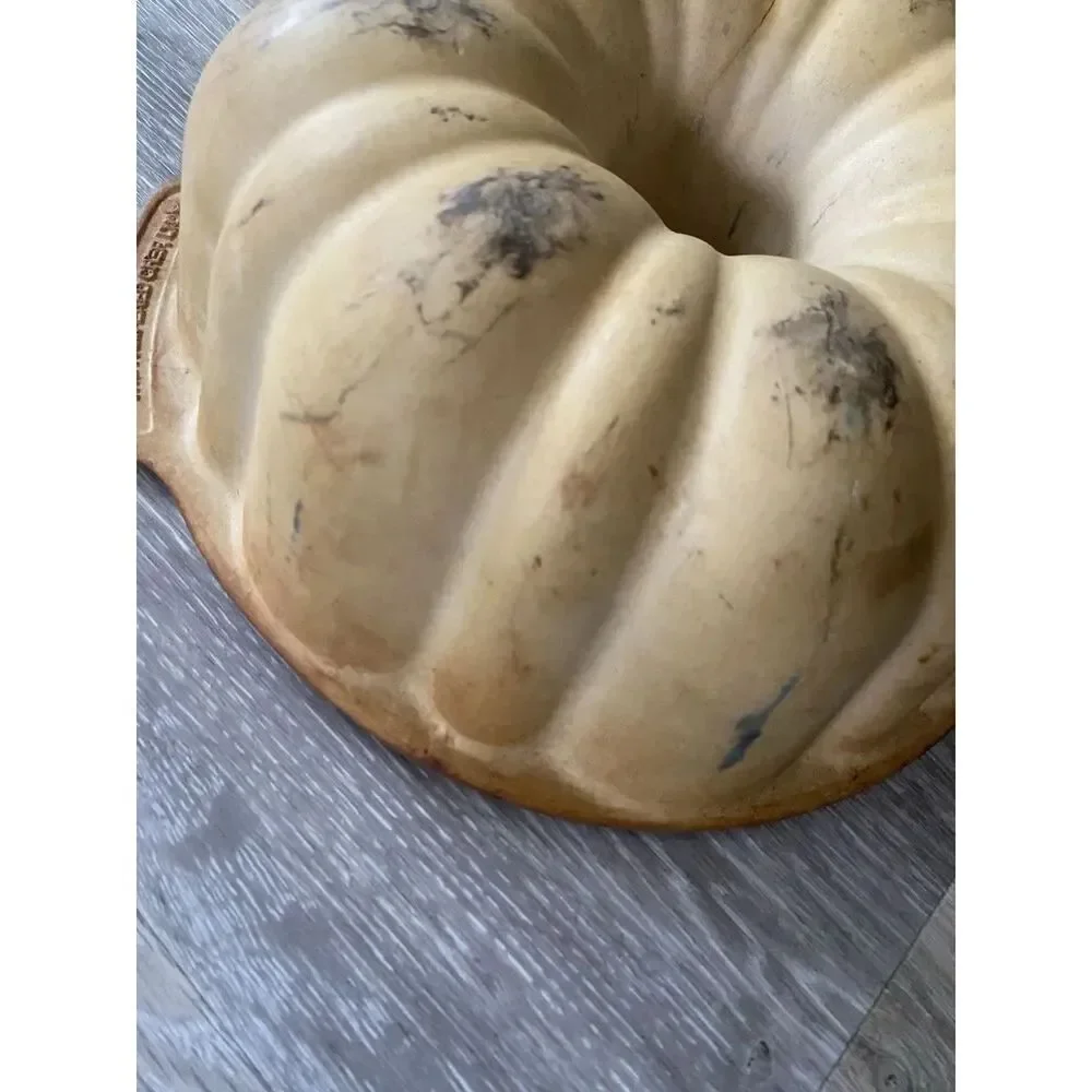 Pampered Chef Family Heritage Stoneware 10 Inch Bundt Baking Fluted Cake Pan